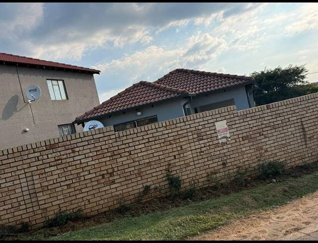 3 BEDROOM HOUSE FOR SALE IN COSMO CITY